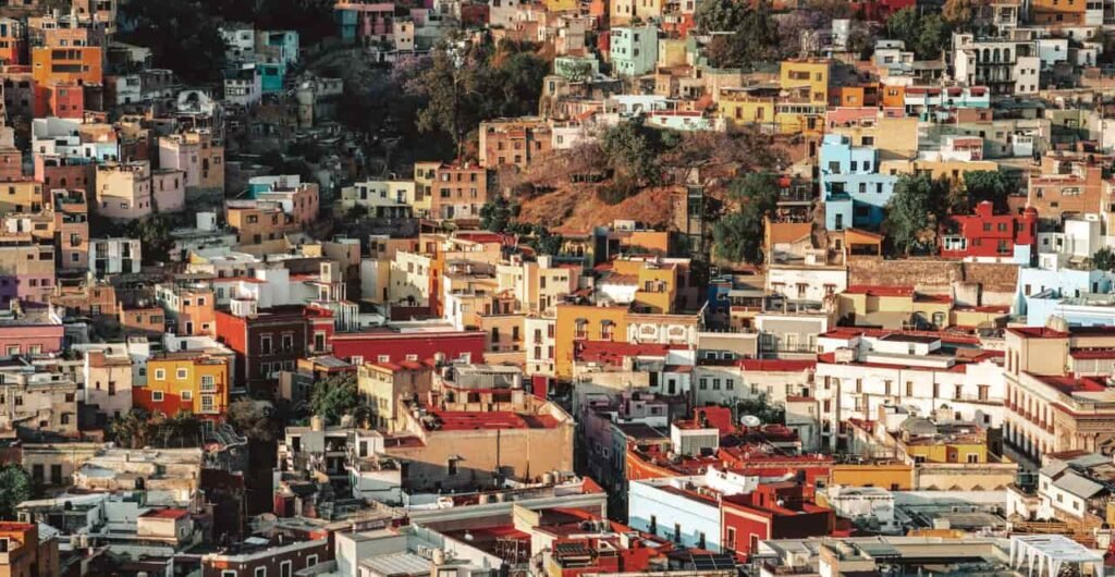 Rue colorée d'une ville mexicaine